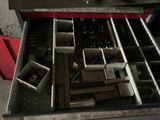 un tiroir rempli d'outils divers dans un garage