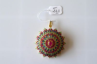 Un pendentif / broche en métal doré, serti de véritables pie…