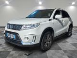 le 4x4 blanc est garé sur un sol en damier dans le garage