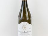 une bouteille de vin posée sur une table
