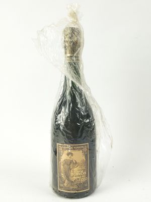 une image représentant une bouteille de vin emballée dans du plastique