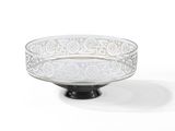 un saladier en verre orné d'un motif décoratif