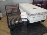 un matelas posé sur un sommier dans un magasin