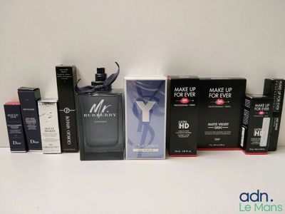 de nombreux parfums et coffrets de toutes sortes sur la table