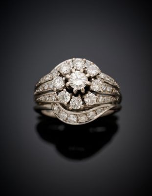gros plan d'une bague en diamant sur une surface noire