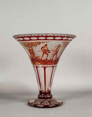 un vase en verre avec un motif rouge et blanc