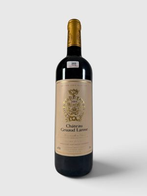 la bouteille de vin rouge est posée sur une surface blanche