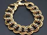 un bracelet doré et noir à maillons