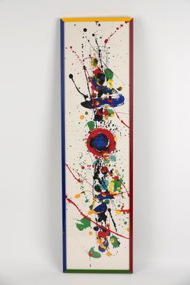 une peinture abstraite sur un mur blanc, encadrée d'une bordure rouge, bleue et jaune
