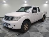 un camion blanc garé dans une pièce