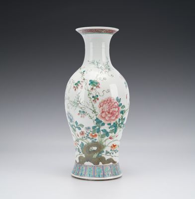 un vase blanc orné d'un motif floral