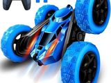 La petite voiture télécommandée est bleue et est équipée d'une télécommande.