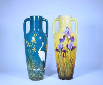 deux vases posés côte à côte sur une surface blanche