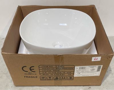 une boîte contenant un bol blanc