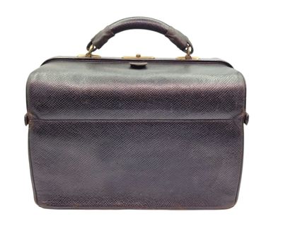 porte-documents en cuir marron sur fond blanc, avec une découpe au niveau de la poignée