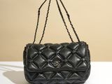 un sac Chanel en cuir matelassé noir avec des anses en chaîne