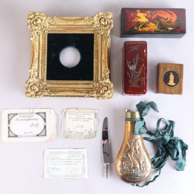 une photo représentant un cadre, une bouteille de vin et d'autres objets posés sur une table