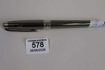 un stylo posé sur une table, avec une étiquette de prix