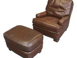 fauteuil et repose-pieds en cuir marron sur fond blanc