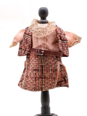 une photo d'une robe sur un mannequin, sur fond blanc