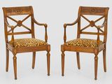 deux chaises en bois avec des coussins rembourrés à imprimé léopard