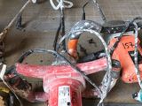 un tas d'objets divers éparpillés par terre