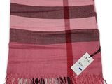 une écharpe rose à carreaux avec des franges