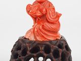 Figurine chinoise en jade rouge sculptée représentant une femme assise sur un rocher