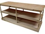 une étagère en bois surmontée de deux tablettes