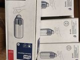 trois cartons d'aspirateurs posés sur un canapé marron