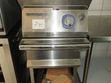 des fours en acier inoxydable dans une cuisine professionnelle disposant de nombreux plans de travail