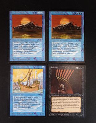 quatre cartes sur lesquelles figure l'image d'un bateau au centre