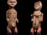 deux figurines en bois représentant un homme et une femme