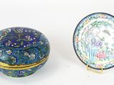 une petite boîte bleue et un petit bol bleu posés sur une table