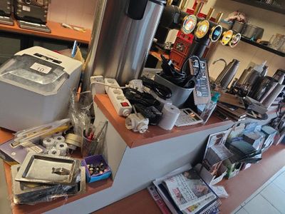 un comptoir sur lequel sont posés tout un tas d'articles