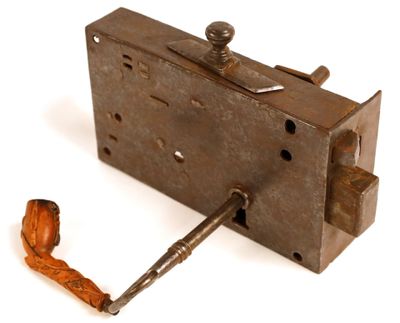 un petit objet métallique d'où sort un tuyau