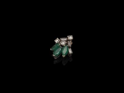 une paire de boucles d'oreilles en émeraudes et diamants sur fond noir