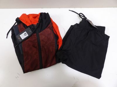 deux vêtements posés sur une table blanche