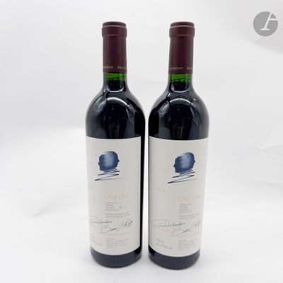 deux bouteilles de vin posées l'une à côté de l'autre sur une table