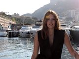 une femme debout sur un bateau dans l'eau
