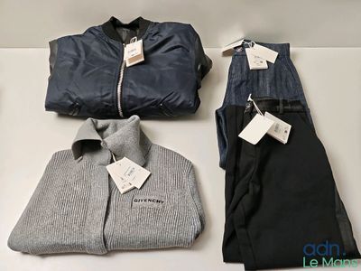 trois paires de vêtements pour homme posées sur une table blanche