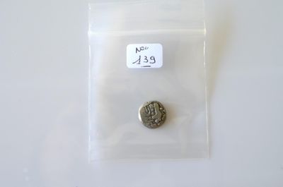 une petite pièce de monnaie dans un sac en plastique posé sur une table
