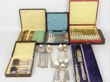 plusieurs types d'argenterie dans un coffret