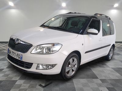 la photo d'une petite voiture blanche garée dans un garage