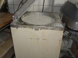 un petit appareil qui se trouve dans une cuisine