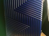 un bagage posé sur une table