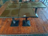 trois tables posées sur une table en bois