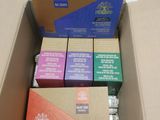 une boîte en carton remplie de boîtes de différentes couleurs