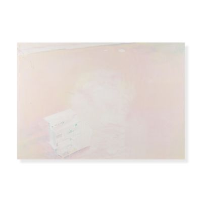 une image représentant une feuille de papier posée sur une table, sur fond rose