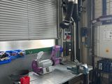 une machine posée sur une table dans une pièce